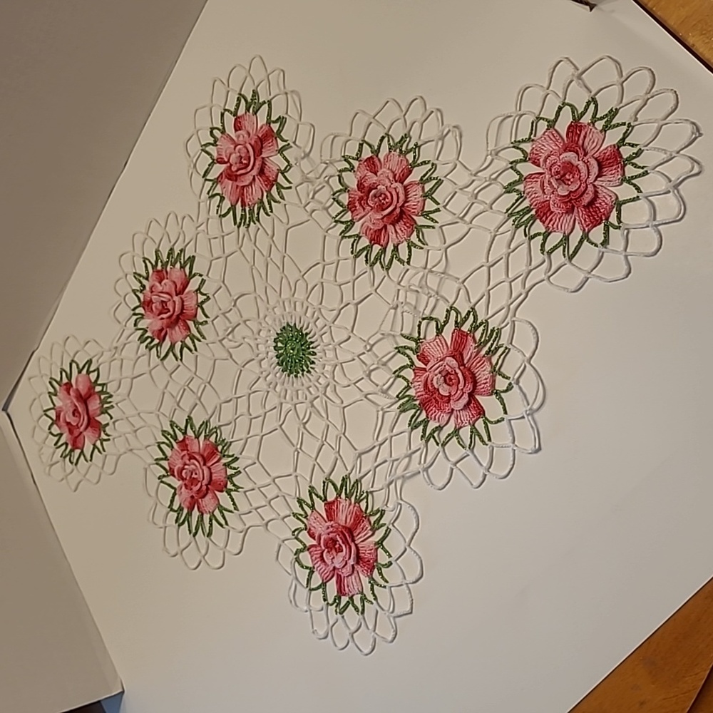🌺Vintage Beautiful crocheted doily/table runner 27"× 17"